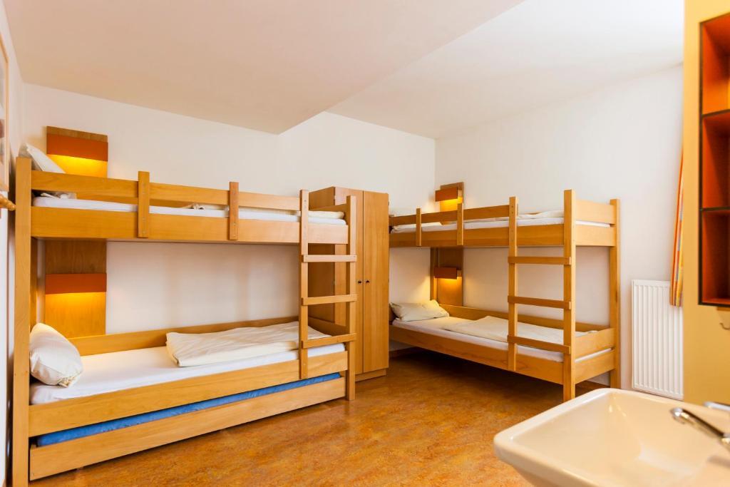 Six-Bedroom,37729885:JPEG
